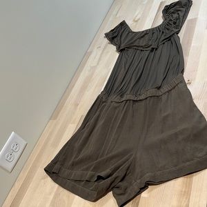 Splendid olive green romper size SM with flowy key hole in back. Very flattering